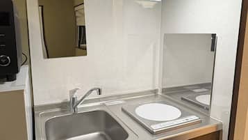 Comfort Apartment | Private kitchen | Microwave, stovetop, cookware/dishes/utensils