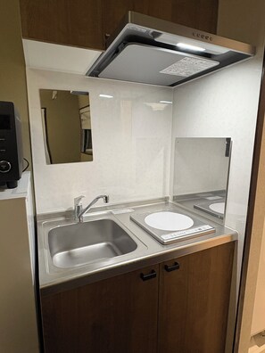 Comfort Apartment | Private kitchen | Microwave, stovetop, cookware/dishes/utensils - Shinjuku Topshot Hotel (Tokyo)