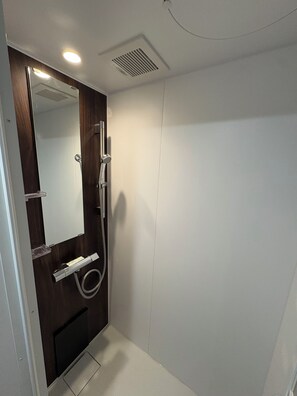 Comfort Apartment | Bathroom | Hair dryer, towels, soap, shampoo - Shinjuku Topshot Hotel (Tokyo)