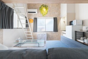 Comfort-Apartment | Wohnbereich | 50-Zoll-Flachbildfernseher mit Digitalempfang, Streaming-Dienste