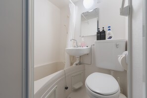 Standard-Studio | Badezimmer | Haartrockner, Hausschuhe, Handtücher, Seife