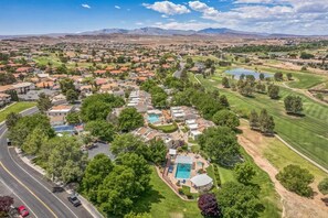 A residential area with houses, a swimming pool, and a golf course. - Cozy 2-bedroom apartment in fantastic St. George with AC and gym Southgate (St. George)