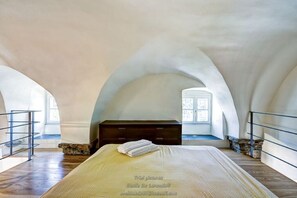 Ein Schlafzimmer mit einem Bett, einem Schminktisch und einem Fenster.