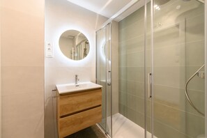 Shower - M (MOS34D7E) Spacious and elegant two-bedroom apartment with terrace (Madrid)