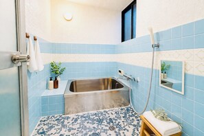 Hair dryer, towels, soap, shampoo - Quiet 4BR Home Near KIX | Long Stay Welcome (Izumisano)