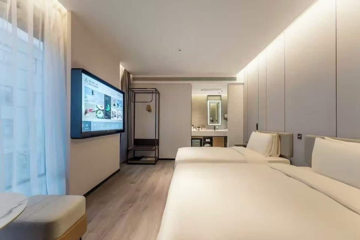 Comfort Triple Room | Desk, laptop workspace, blackout curtains, soundproofing