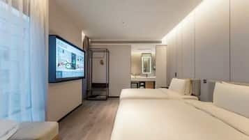 Comfort Triple Room | Desk, laptop workspace, blackout drapes, soundproofing