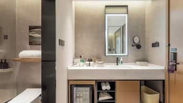 Comfort Triple Room | Bathroom | Free toiletries, hair dryer, slippers, towels