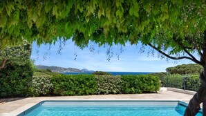 Une piscine avec vue sur la mer et les montagnes.