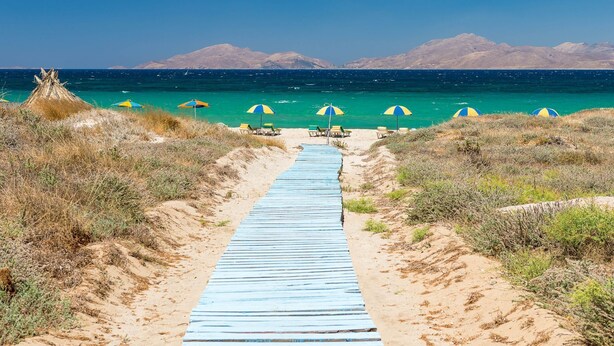 A beach path leading to beach umbrellas and chairs. - Evita Flamingo (Kos)