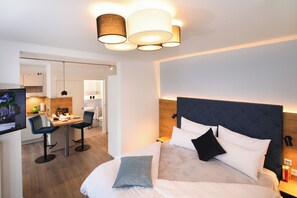 Suite junior, balcón, vista a la montaña | Caja de seguridad en la habitación, cortinas blackout y wifi gratis 