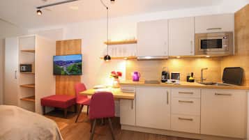 Doppelzimmer, Balkon, Bergblick | Eigene Küche | Hochstuhl