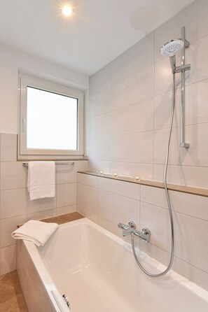 Suite familiar, balcón, vista a la montaña | Baño