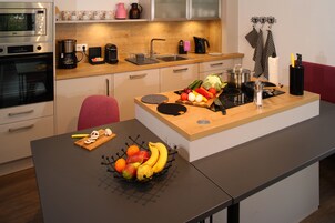 Deluxe Suite, Mountain View | Private kitchen | Highchair