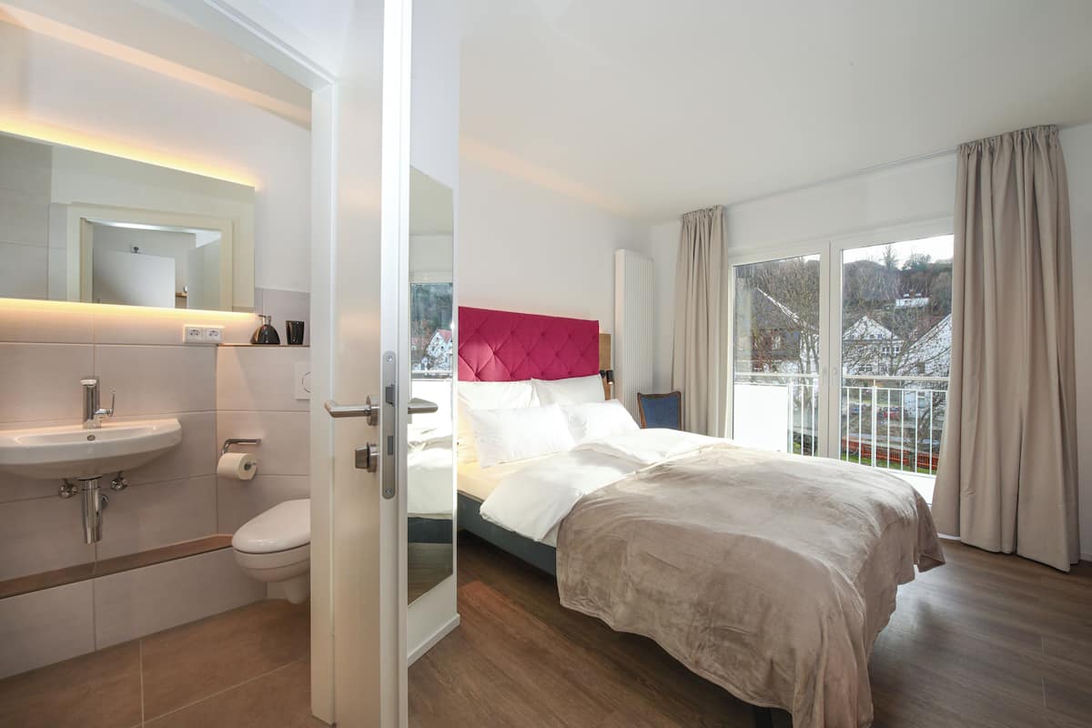 Chambre double, balcon, vue sur la montagne | Coffre-fort, rideaux dâobscurcissement, accĂšs au Wi-Fi (inclus)
