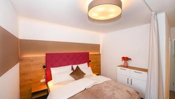 In-room safe, blackout drapes, free WiFi