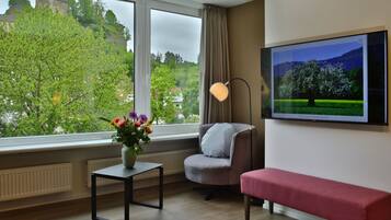 Deluxe Suite, Mountain View | Living area