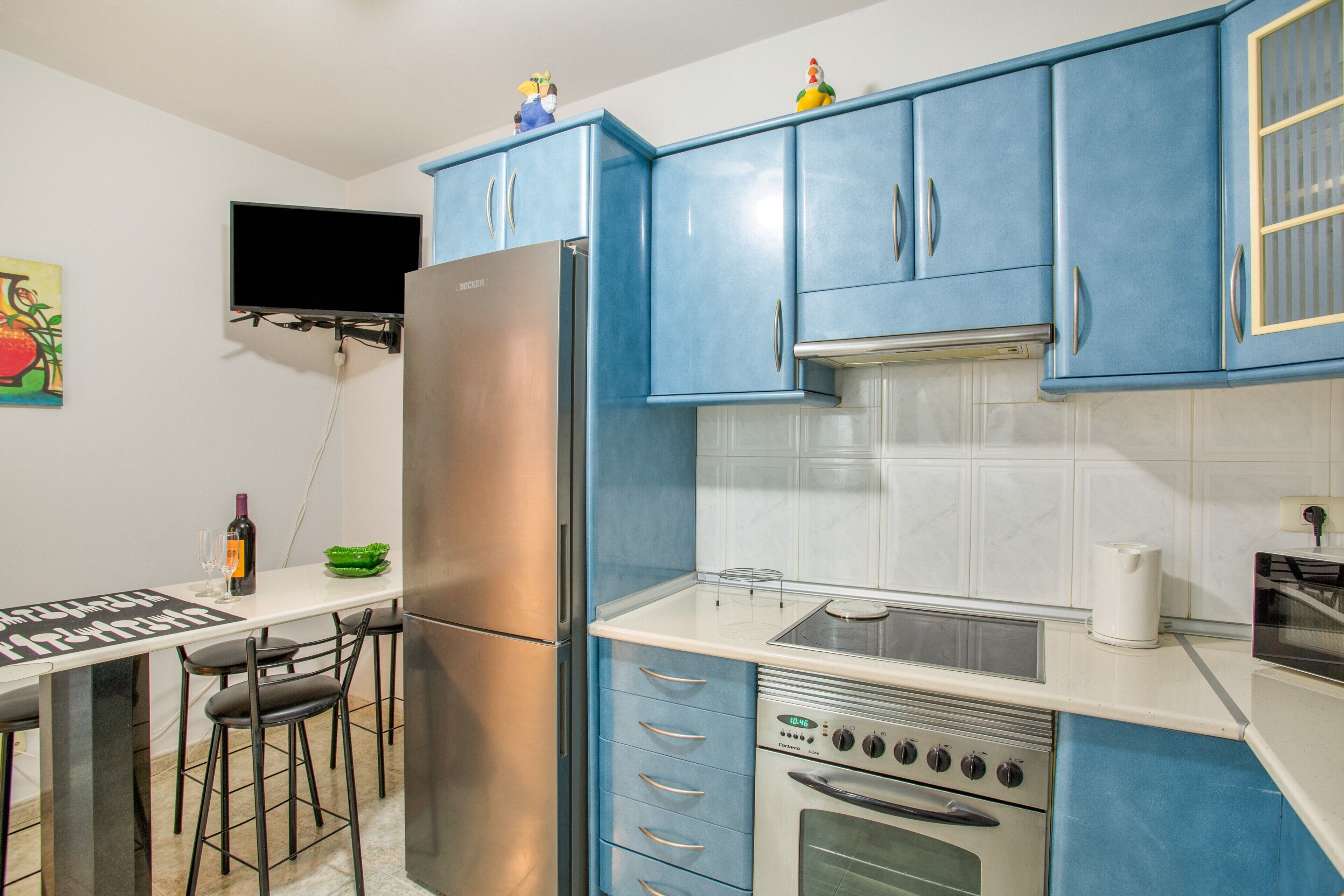 Frigorífico, microondas, horno y placa de cocina