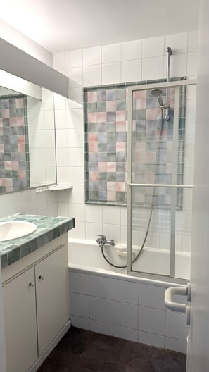 Bathroom - Vrbo Property (Fréjus)