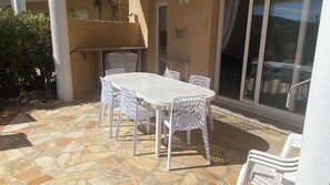 Outdoor dining - Vrbo Property (Fréjus)