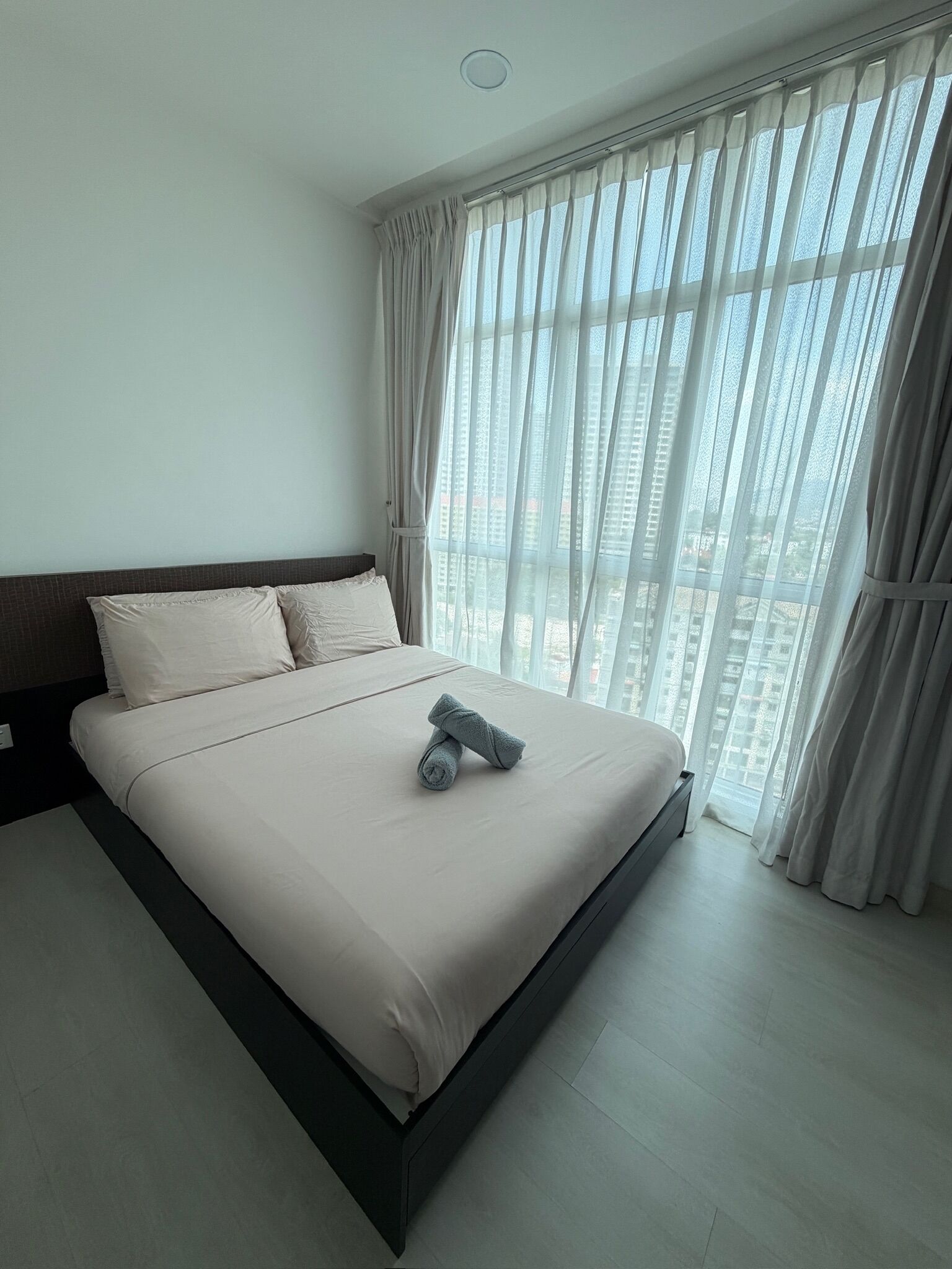 2 bedrooms, iron/ironing board, internet, bed sheets