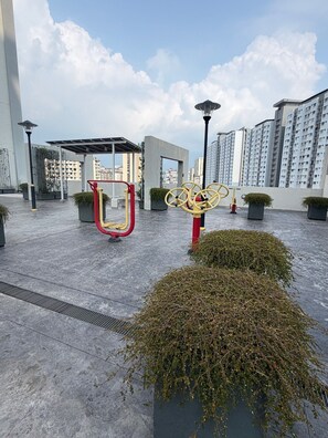 Property grounds - Azure 2BR Pool Suite Jelutong | Free Parking, 8min to Georgetown (Jelutong)