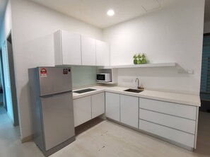 Private kitchen - Azure 2BR Pool Suite Jelutong | Free Parking, 8min to Georgetown (Jelutong)
