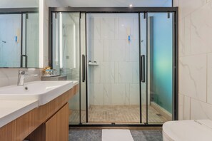 Comfort Double or Twin Room | Bathroom | Shower, hair dryer, towels, soap - Weibailiyajiudian (Guangzhou)