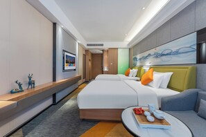 Habitación superior con 1 cama doble o 2 individuales, vistas a la ciudad | Escritorio, espacio para trabajar con un portátil, cortinas opacas