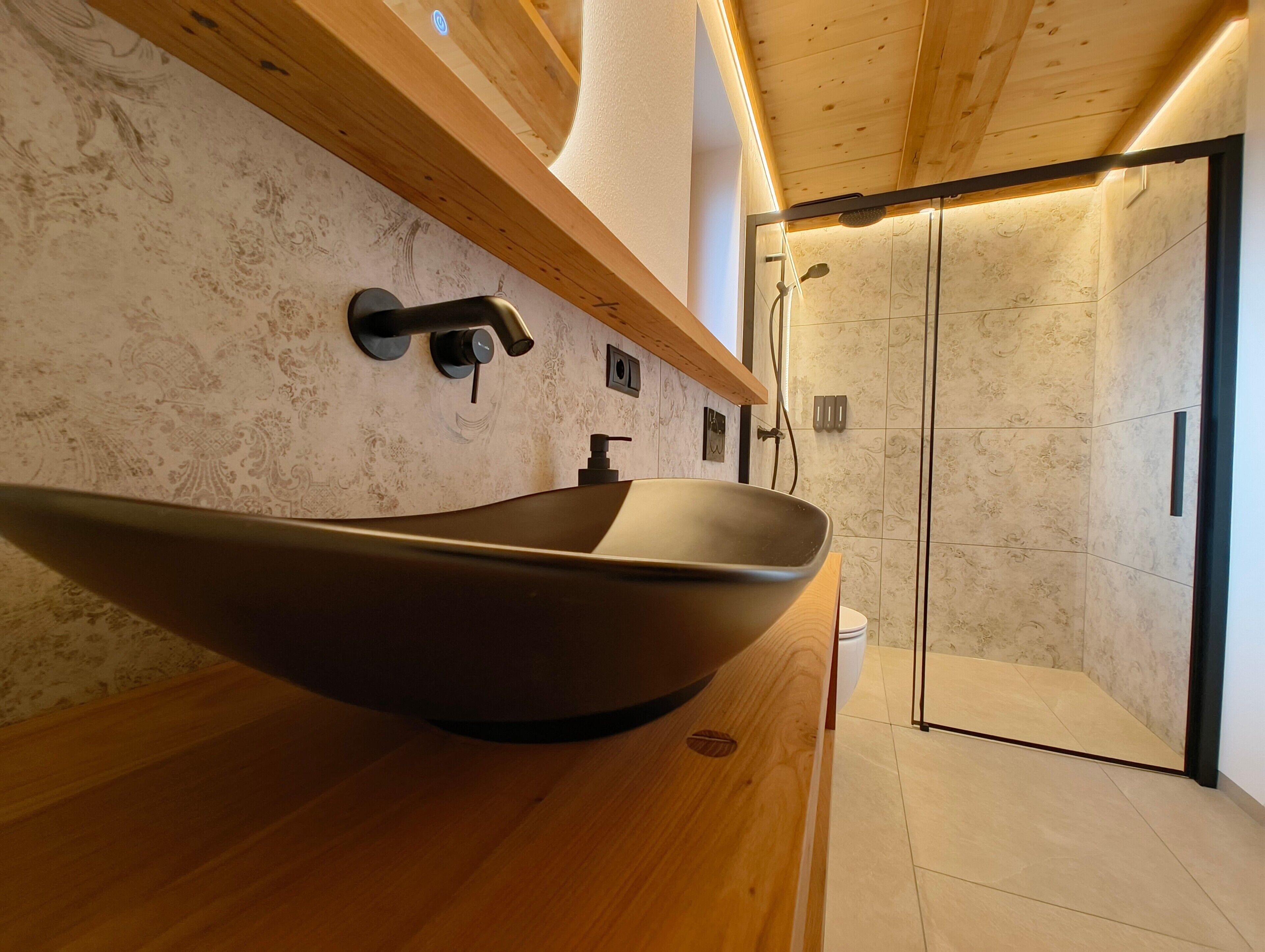 Douche, sèche-cheveux, serviettes fournies