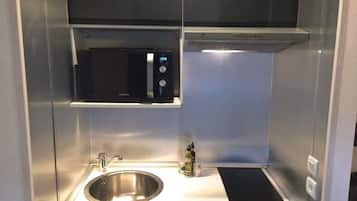 Kühlschrank, Mikrowelle, Wasserkocher mit Kaffee-/Teezubehör