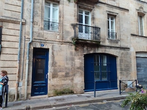 Unclassified image, 2 of 24, button - in France, Bordeaux (Bordeaux)