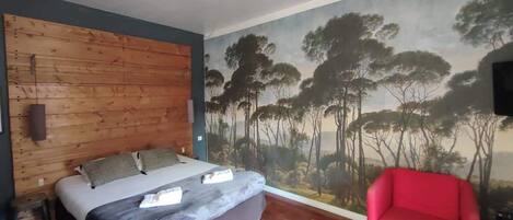 Tabla de planchar con plancha, wifi y ropa de cama
