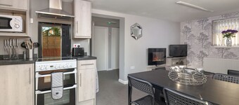 Four Oaks Apartment | Sleeps 4 | Private Hot Tub & Garden
