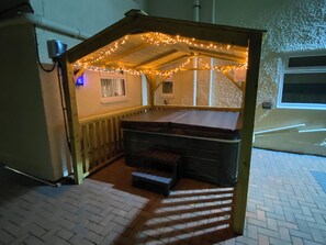 Property grounds - Four Oaks Apartment | Sleeps 4 | Private Hot Tub & Garden (Cargo)