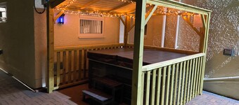 Four Oaks Apartment | Sleeps 4 | Private Hot Tub & Garden