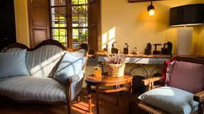 TV, fireplace, stereo - Tuscan Farmhouse on 1615 Castle Bastion (Cascio)