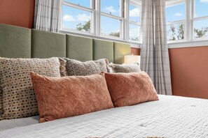 5 habitaciones, escritorio y tabla de planchar con plancha 