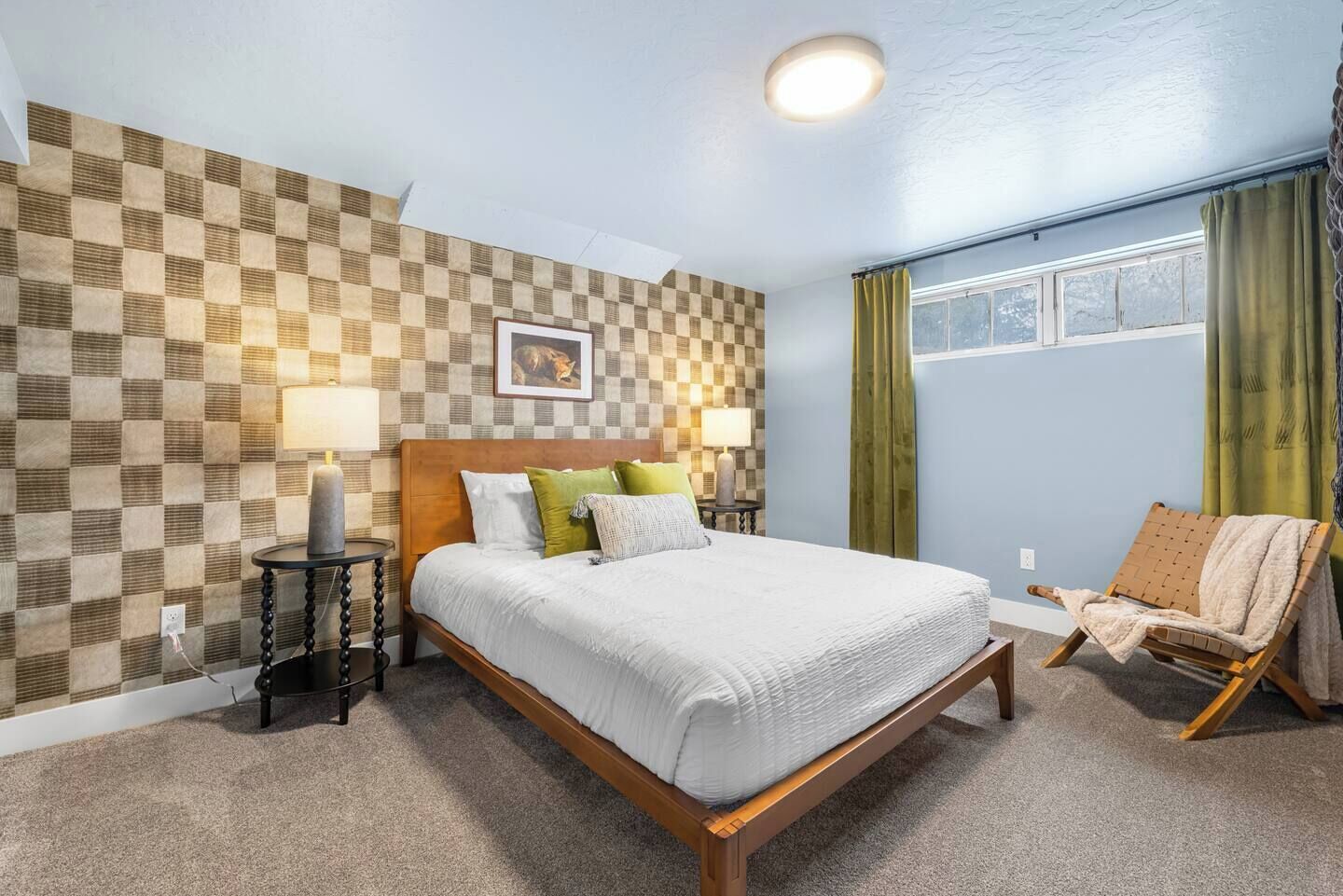5 bedrooms, desk, iron/ironing board, travel crib