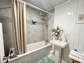 Separate bathtub and shower, deep-soaking bathtub - Apartment Sleeps 2 With Parking (Luton)