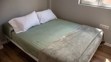 2 slaapkamers, een bureau, een strijkplank/strijkijzer, wifi