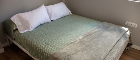 2 bedrooms, desk, iron/ironing board, WiFi