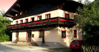 This cosy chalet apartment,is located in a central, yet quiet, part of Saalbach