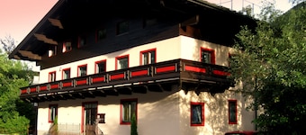 This cosy chalet apartment,is located in a central, yet quiet, part of Saalbach