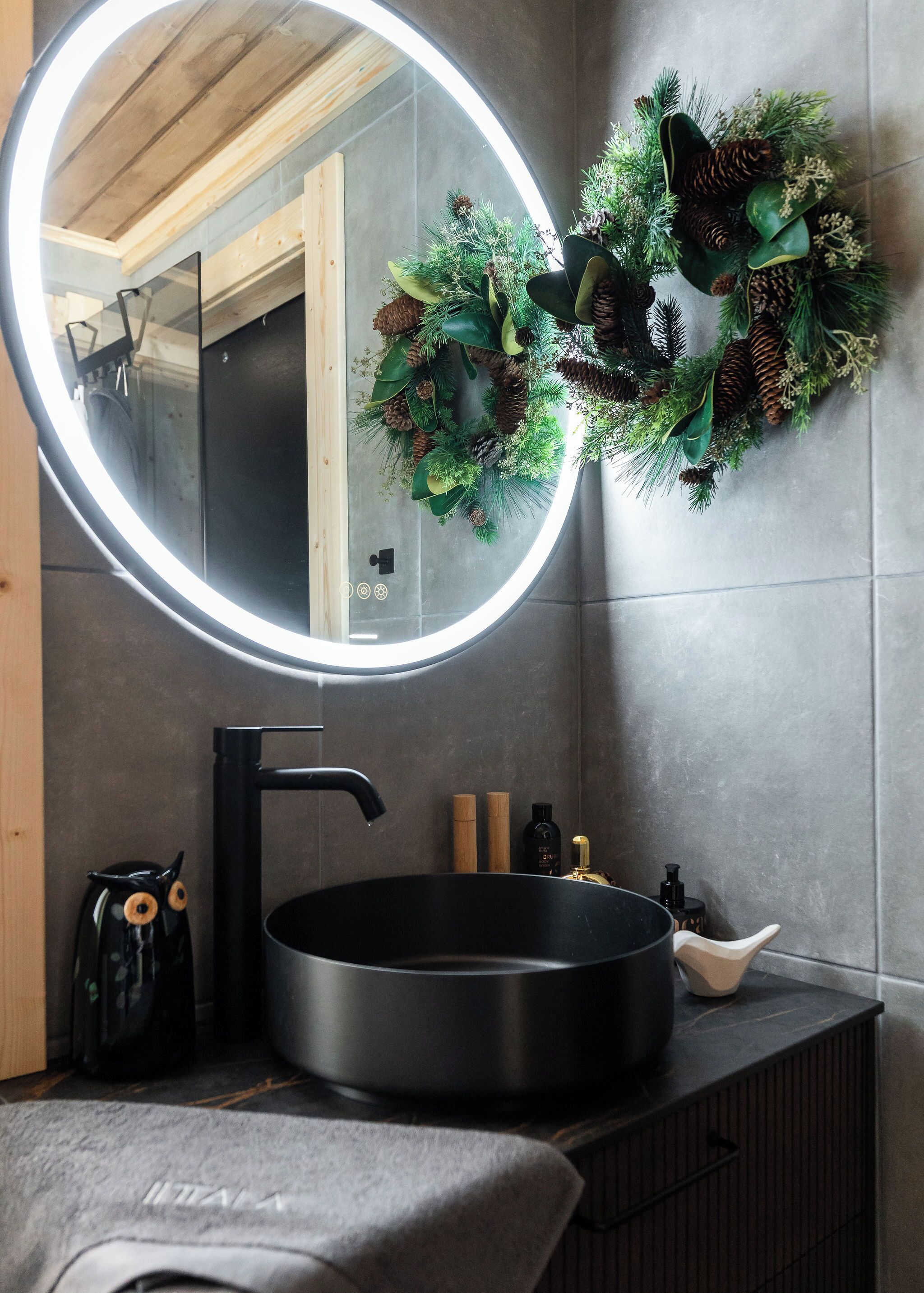 Douche, sèche-cheveux, serviettes fournies, savon