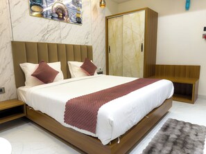 Room - Travinities hotel shri krishna  (Dhediya)