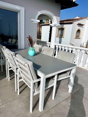 Outdoor dining - Vrbo Property (VC)