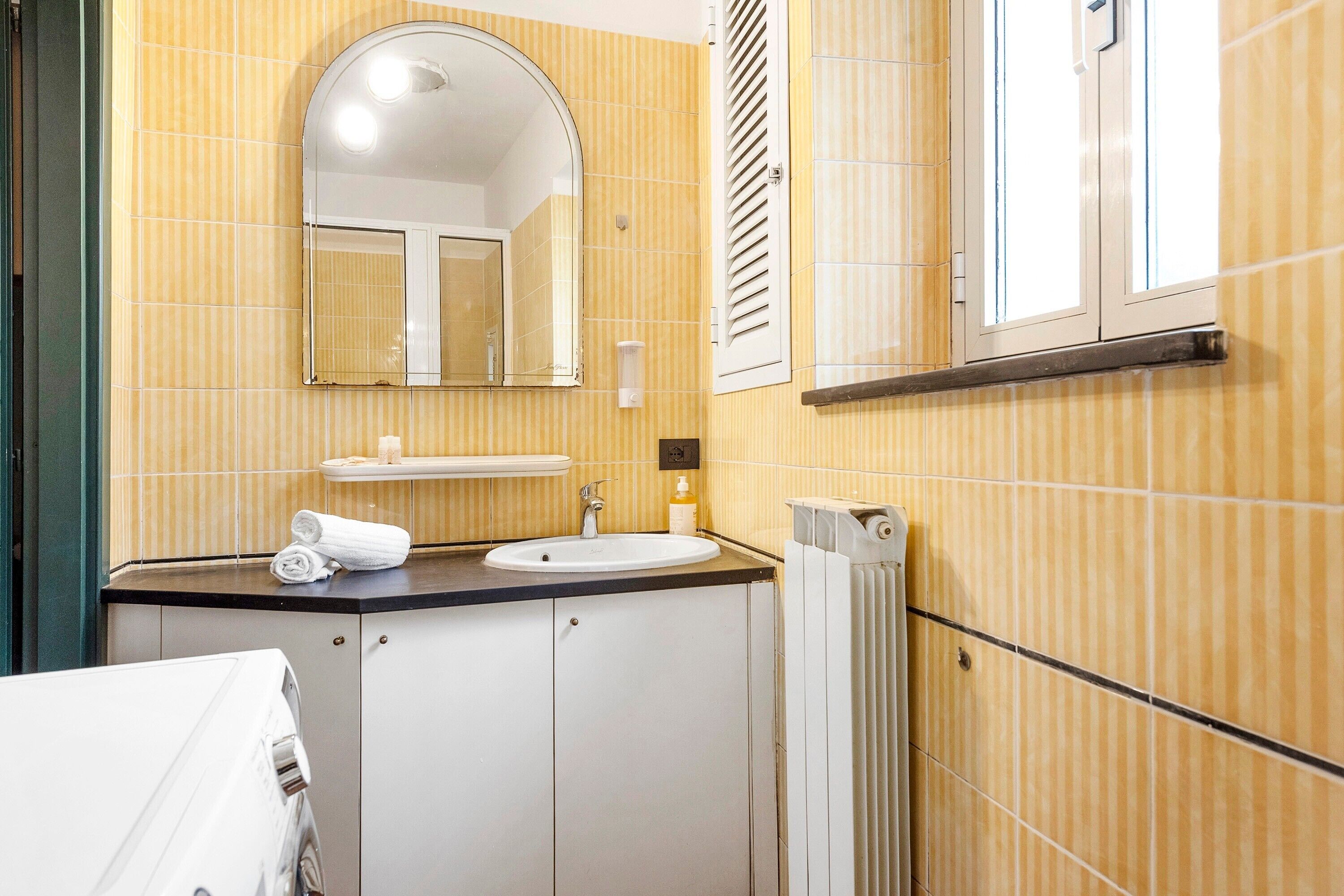 Douche, sèche-cheveux, serviettes fournies