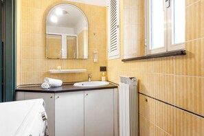 Een douche, een haardroger, handdoeken