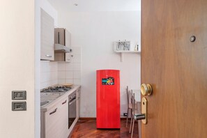 Frigorífico, microondas, horno y placa de cocina